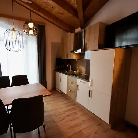 לינה וארוחת בוקר Haus Eder Steiner 4*